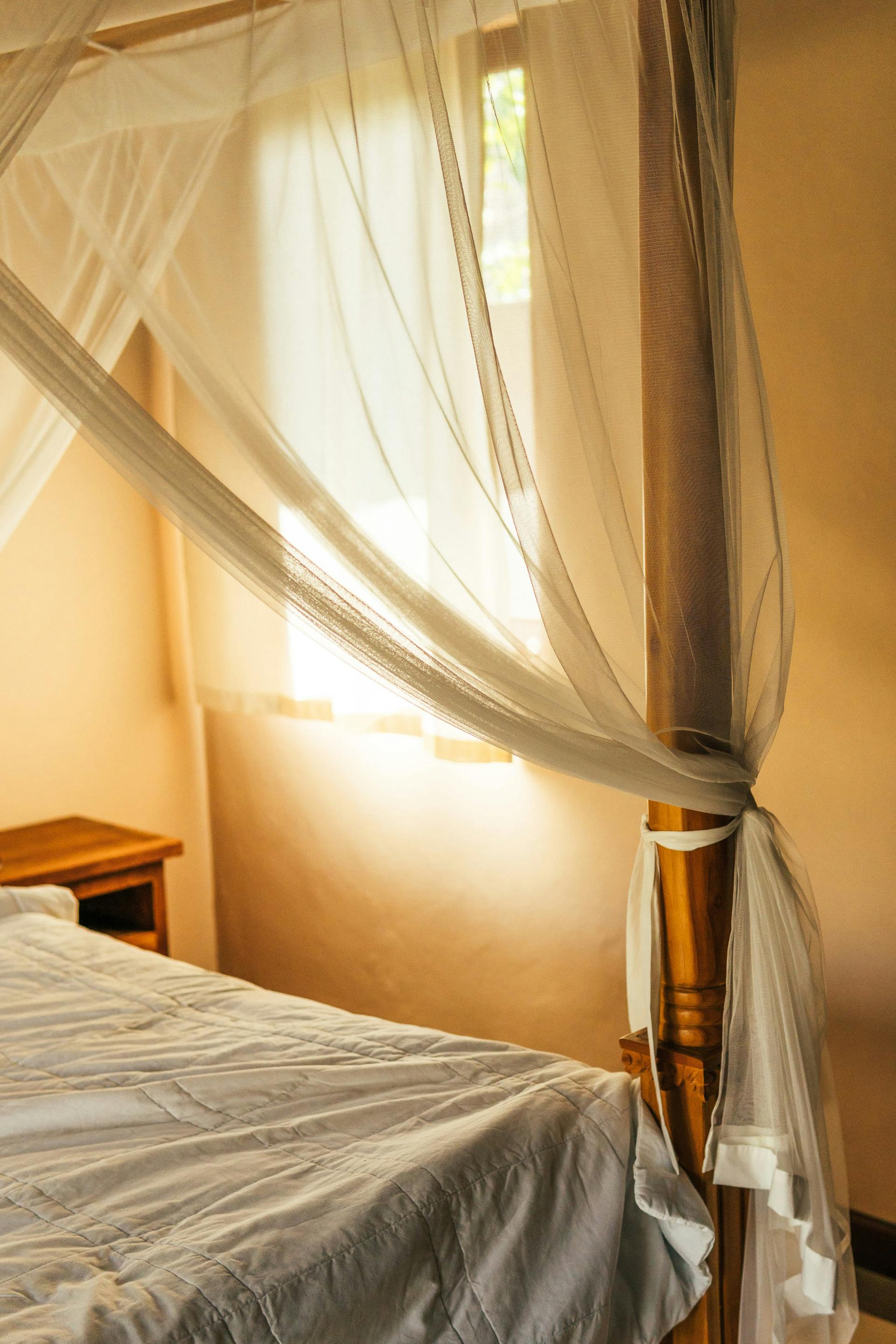 Chambre Mistral — voiles de lin, lumière douce, lit queen
