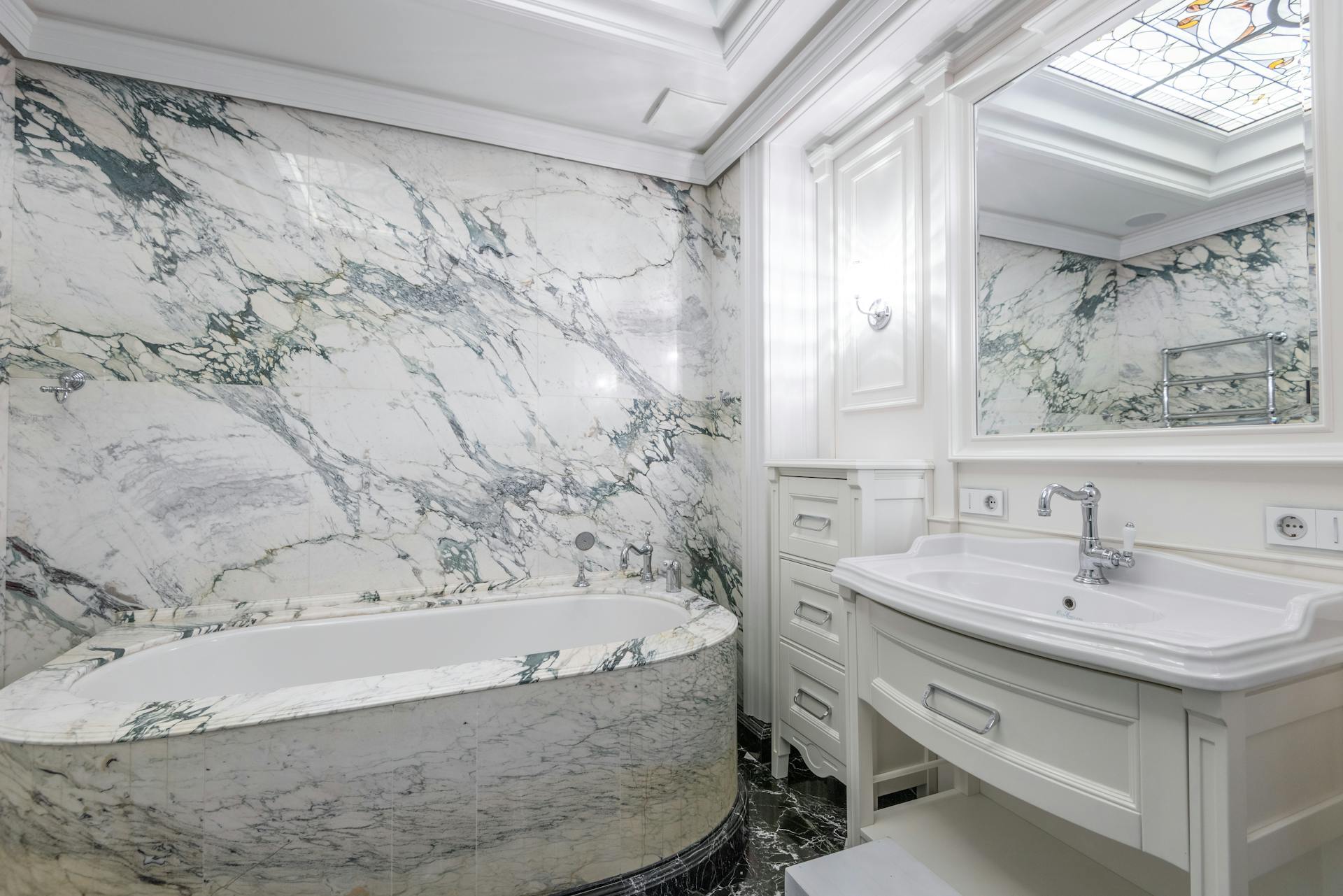 Salle de bain marbre veiné baignoire
