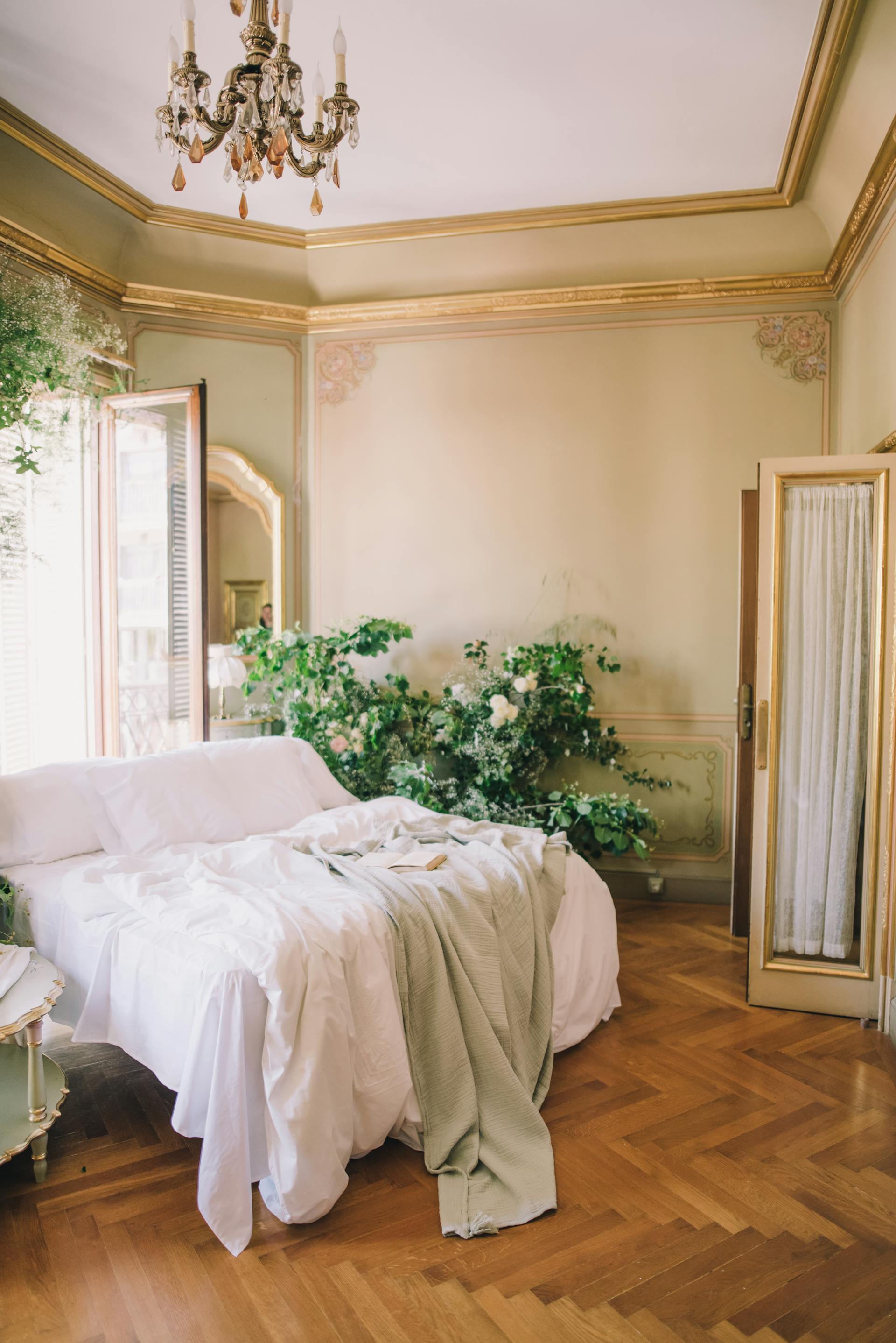 Suite Provence — lit king, plafond mouluré, lustre cristal