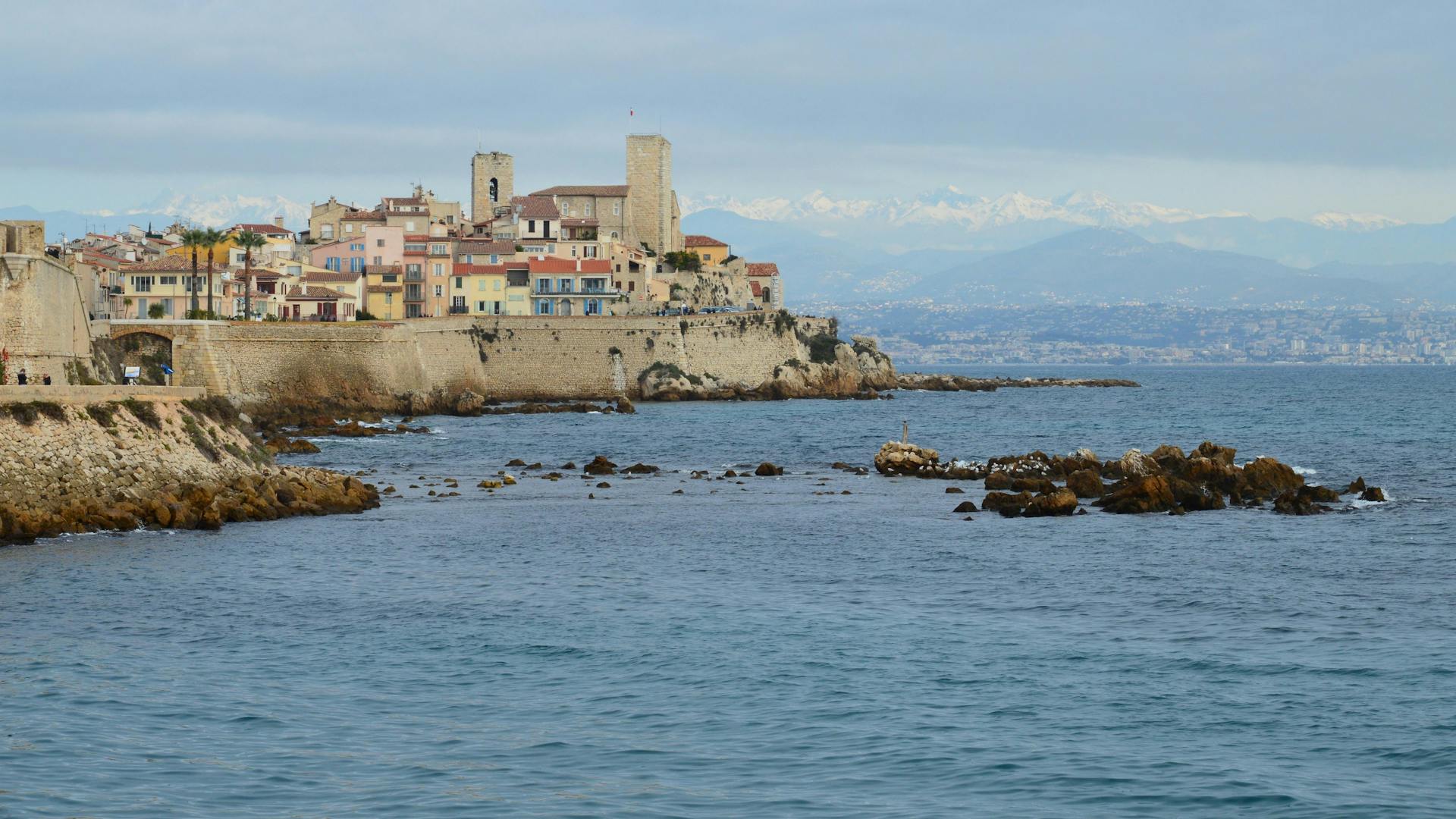 Vieil Antibes baie vue lointaine